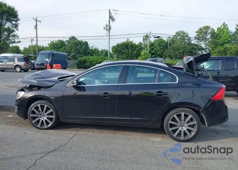 2015 Volvo S60 T6 Platinum z USA, uszkodzony, nr VIN YV149MFM1F1353482